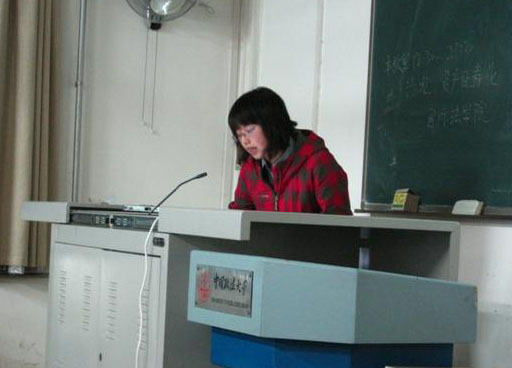 和婉同学正在演讲 和婉同学正在演讲