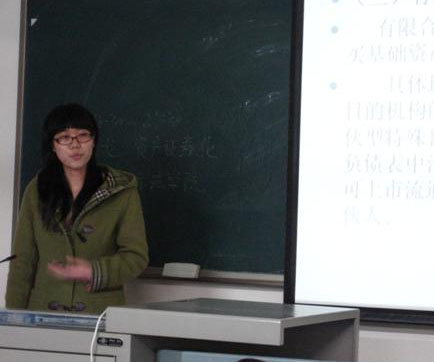 朱静同学正在演讲 朱静同学正在演讲